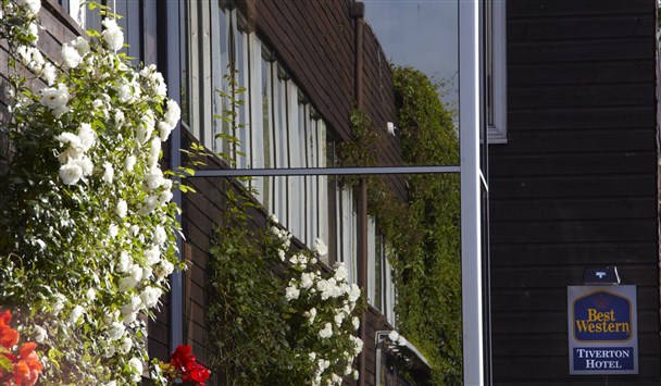 Front of hotel - lift